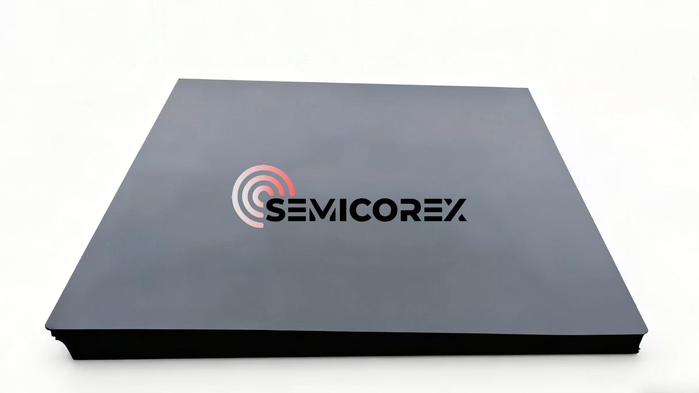 黒色アルミナセラミックスの特徴は何ですか